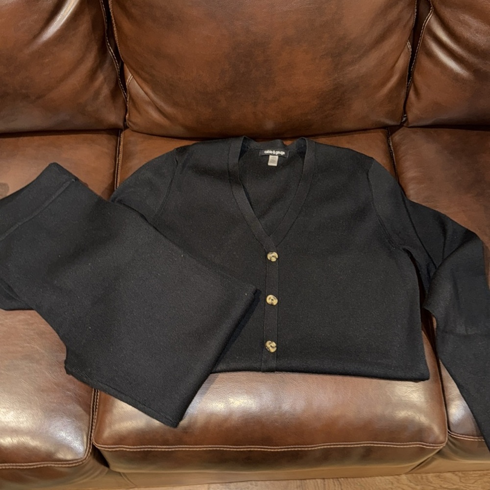 EUC Black faux V neck  Button-Up Women's Sweater and pants to match size L